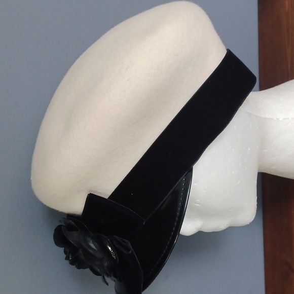 Eric Javits Cream Wool Beret with Black Velvet Flower Trim - Picture 15 of 15